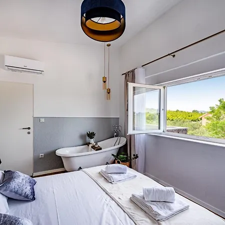 Ferienhaus Mit Privatpool Fuer 8 Personen Ca 126 Qm In Radosinovci, Dalmatien Norddalmatien