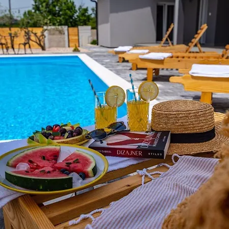 Ferienhaus Mit Privatpool Fuer 8 Personen Ca 126 Qm In Radosinovci, Dalmatien Norddalmatien Prázdninový dům
