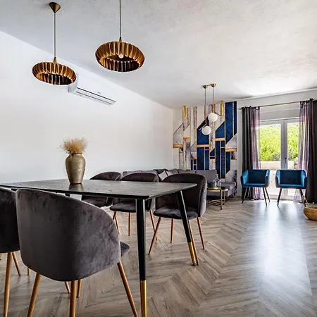 Prázdninový dům Ferienhaus Mit Privatpool Fuer 8 Personen Ca 126 Qm In Radosinovci, Dalmatien Norddalmatien
