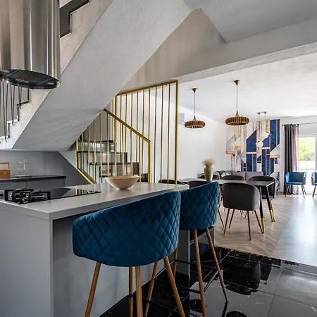 Ferienhaus Mit Privatpool Fuer 8 Personen Ca 126 Qm In Radosinovci, Dalmatien Norddalmatien *