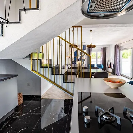Ferienhaus Mit Privatpool Fuer 8 Personen Ca 126 Qm In Radosinovci, Dalmatien Norddalmatien