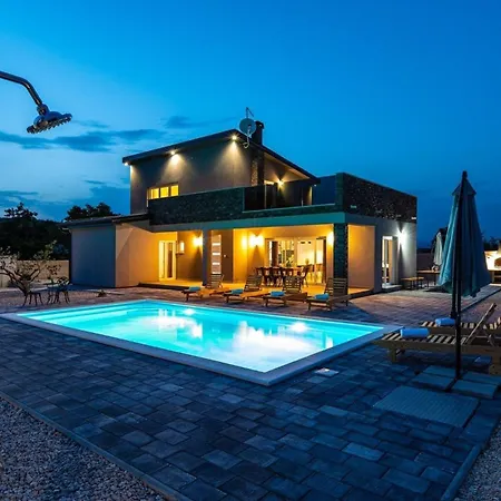 Ferienhaus Mit Privatpool Fuer 8 Personen Ca 126 Qm In Radosinovci, Dalmatien Norddalmatien * Stankovci (Zadar)