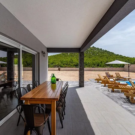 Ferienhaus Mit Privatpool Fuer 8 Personen Ca 126 Qm In Radosinovci, Dalmatien Norddalmatien * Stankovci (Zadar)
