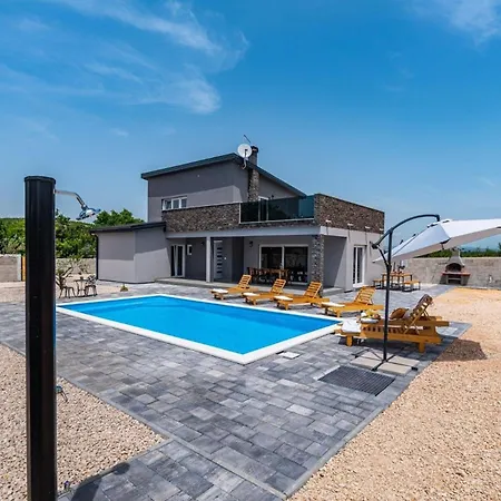 Ferienhaus Mit Privatpool Fuer 8 Personen Ca 126 Qm In Radosinovci, Dalmatien Norddalmatien