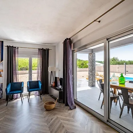 Ferienhaus Mit Privatpool Fuer 8 Personen Ca 126 Qm In Radosinovci, Dalmatien Norddalmatien Prázdninový dům *